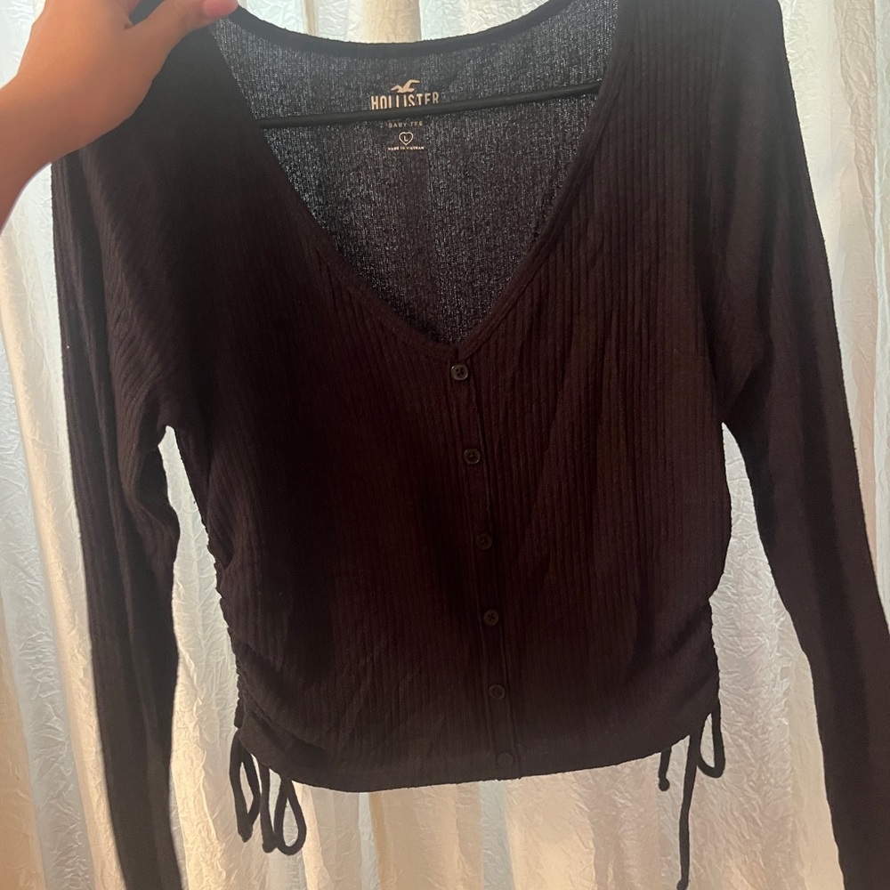 Black Hollister Long Sleeve with buttons and sinch sides 🖤